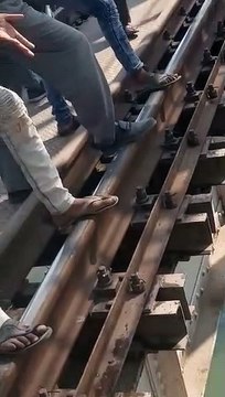 शाजापुर: ट्रेन से टकराई बाइक बाईक पूरी तरह क्षतिग्रस्त