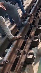 शाजापुर: ट्रेन से टकराई बाइक बाईक पूरी तरह क्षतिग्रस्त