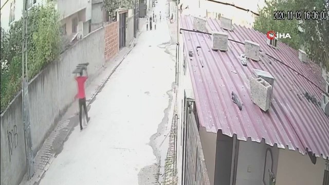 Çaldığı televizyonu başında taşıdı... O anlar kamerada