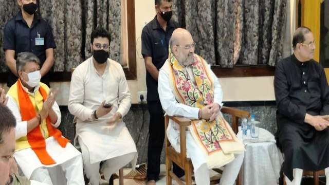 After offering prayers at temple, Shah meets singer Ajoy