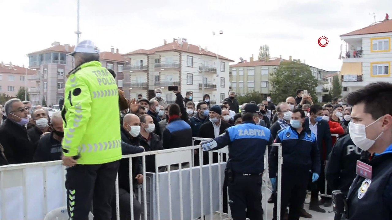 Pazar yeri kura çekiminde gerginlik... Pazarcı esnafı kura çekimine katılmayınca kuraları belediye ekipleri çekti