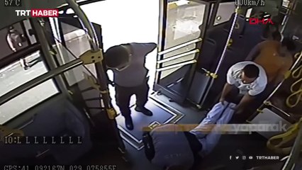 Polisin kalp krizi geçiren yolcuyu kurtarma çabası kameraya böyle yansıdı
