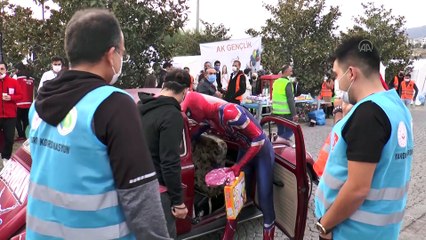 'Örümcek Adam' depremzede çocukların da kahramanı oldu  (1) - İZMİR