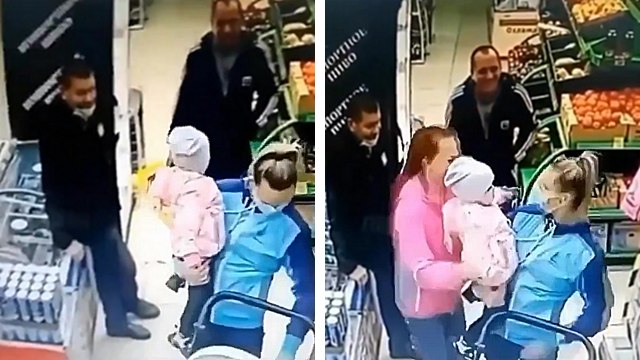 Une mère fait ses courses avec l'enfant d'une autre mère dans les bras