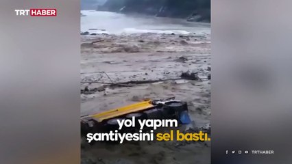 Giresun'da iş makineleri sele kapılarak sürüklendi