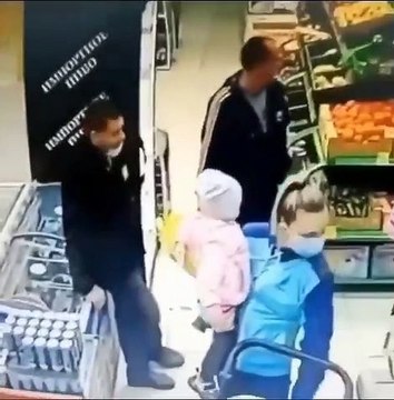 Dalgınlıkla aynı montu gitmiş başka çocuğu kucaklayan abla ve bu durumdan oldukça memnun olup ses çıkarmayan ufaklık