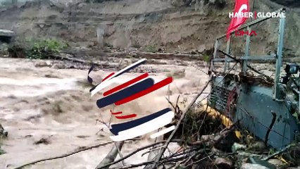 Giresun'da korkutan görüntü! Şantiyeyi sel bastı, dev iş makineleri sürüklendi