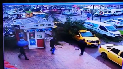 Ağaç durakta bekleyen ticari taksinin üzerine böyle devrildi