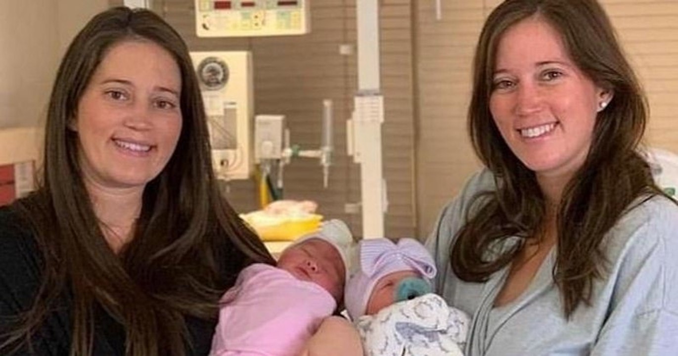 Ces jumelles ont toutes les deux accouché d'une petite fille le jour de leur anniversaire !