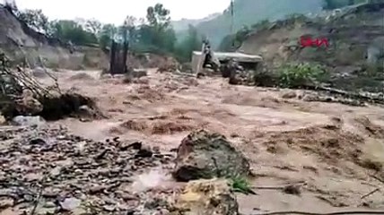 Giresun'da şantiyeyi sel bastı; iş makineleri böyle sürüklendi