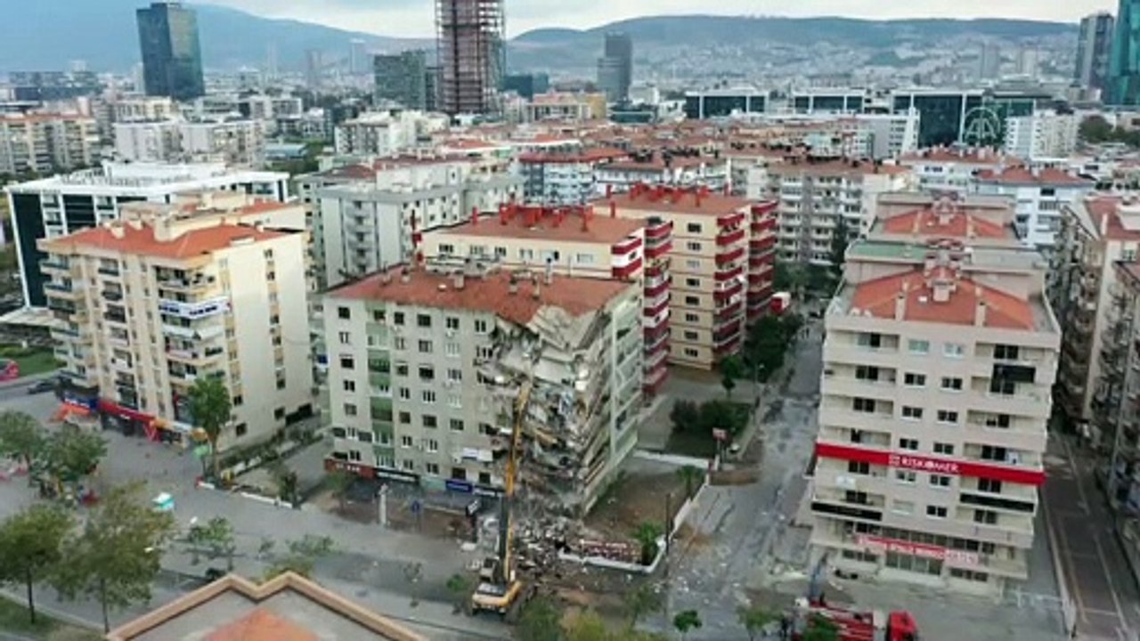 İzmir'de ağır hasarlı binaların yıkımı devam ediyor