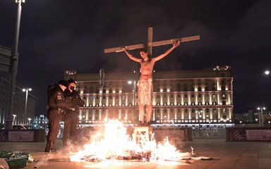 Çarmıha gerip ateşe verdiler... Bu adamın derdi ne