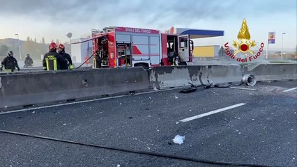 Autocisterna si ribalta e prende fuoco sulla Firenze-Pisa-Livorno (06.11.20)