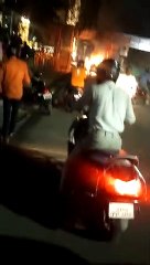 सड़क पर कार में अचानक आग लगने से मचा हड़कंप