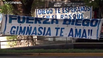 Diego Maradona vai continuar hospitalizado