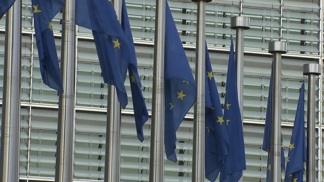 Bruselas estudia el plan del Gobierno de Sánchez contra las 'fake news'