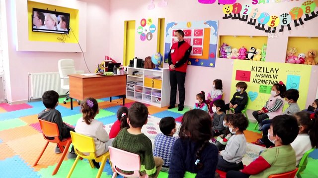 Van’da minik öğrenciler kumbaralarındaki paraları depremzedelere gönderdi