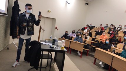 Le YouTubeur Hazerka au lycée Sainte-Ursule à Caen