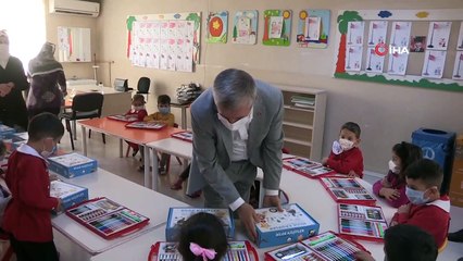 Şahinbey'de ilkokul öğrencilerine boyama seti hediyesi