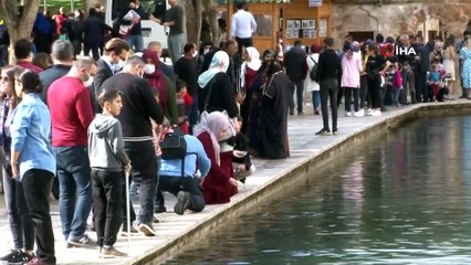 Şanlıurfalılar güneşli havada Balıklıgöl'e akın etti