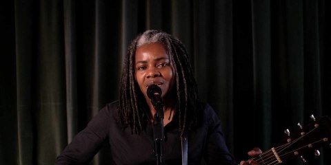 Tracy Chapman hace una rara aparición en televisión para instar a los estadounidenses a vo