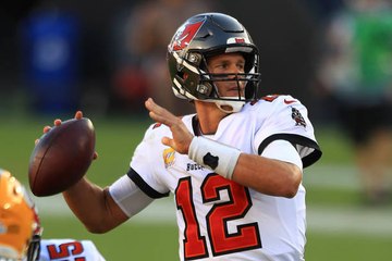 Tom Brady Reclaims NFL Touchdown Record