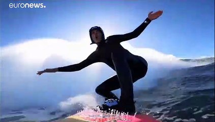 La surfeuse française Justine Dupont ride sur LA vague de sa vie