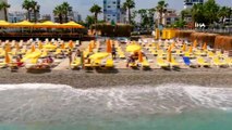Şezlonglar 1.5 metre mesafeli olarak sahillerde yerini aldı