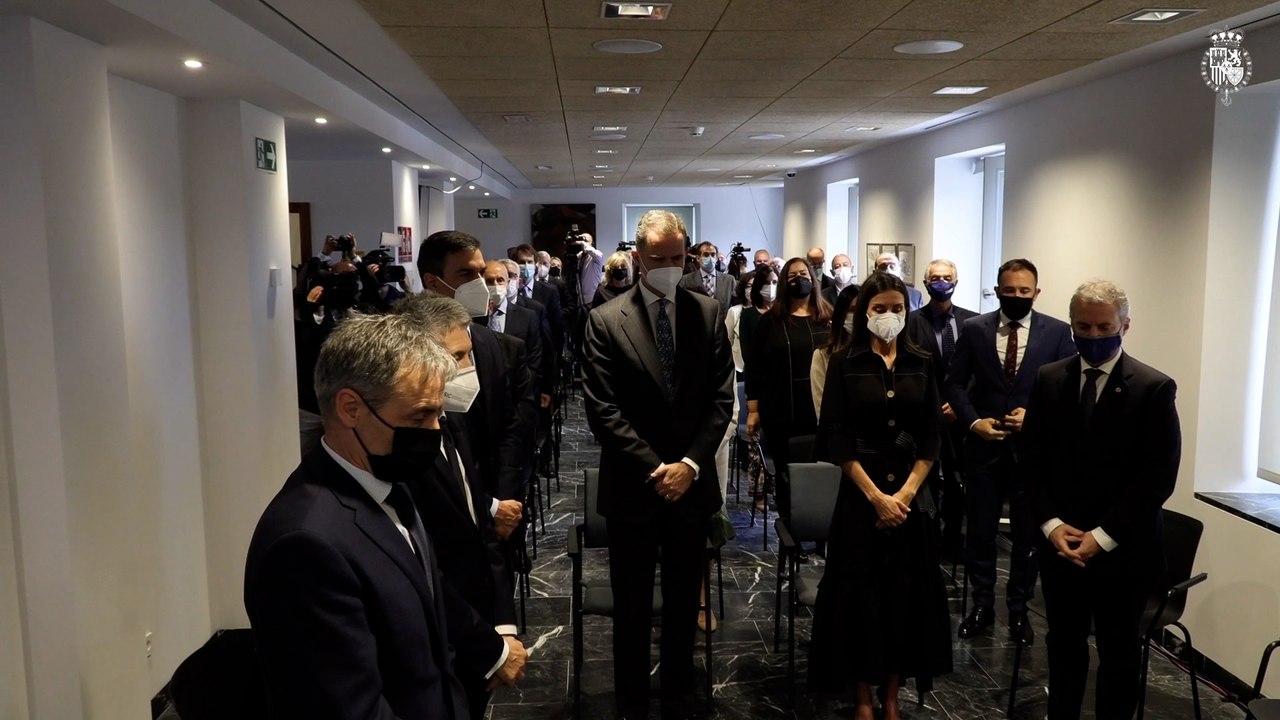 Los Reyes guardan un minuto de silencio por las víctimas de terrorismo