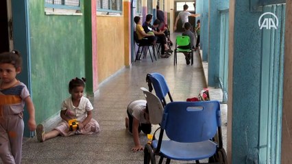 İsrail saldırılarında evleri yıkılan veya hasar gören Filistinliler sığındıkları okullarda kalmaya devam ediyor