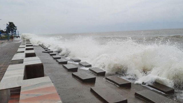 Yaas: Water from Sea floods residential areas in Digha