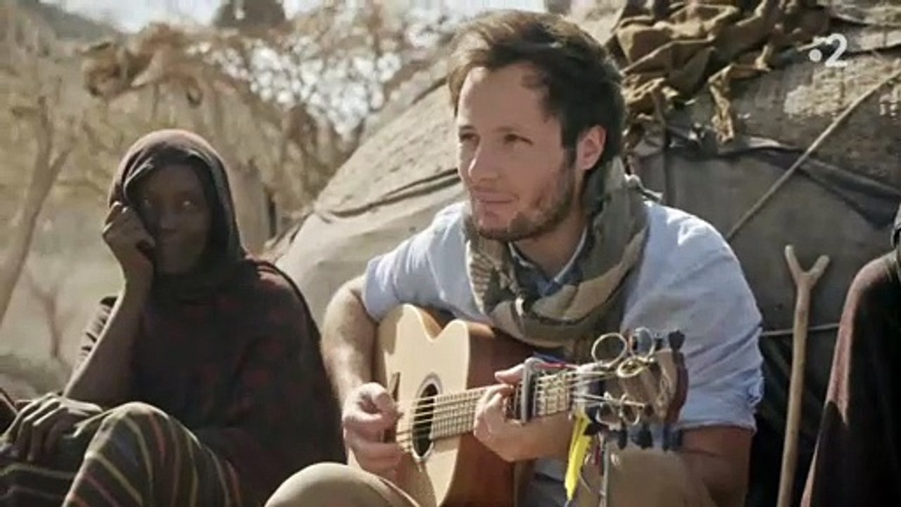 Vianney fond en larmes dans "Rendez-vous en terre inconnue"  sur France 2 au moment de dire adieu au peuple Afar
