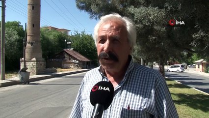 Camisi yıkılan yalnız minare zamana meydan okuyor