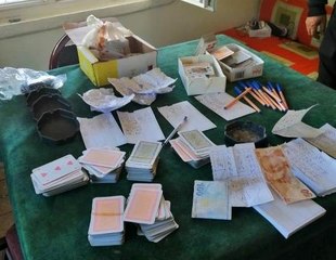 Kiraladıkları evde kumar oynarken yakalandılar