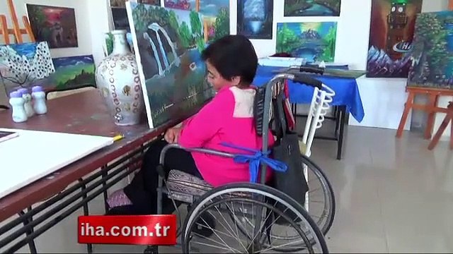 Bedensel engelli Narin Işık, ağzıyla yaptığı portreyi Erdoğan'a hediye etmek istiyor