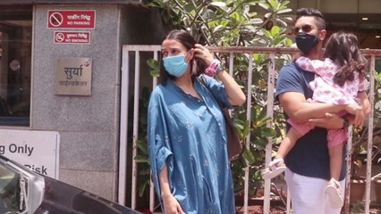 Neha Dhupia और Angad Bedi बेटी संग घर से निकले घूमने; Watch video | FilmiBeat