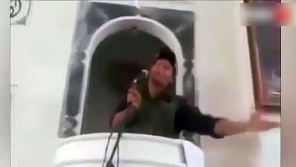 Esed'in askeri cami minberinde şarkı söyledi!