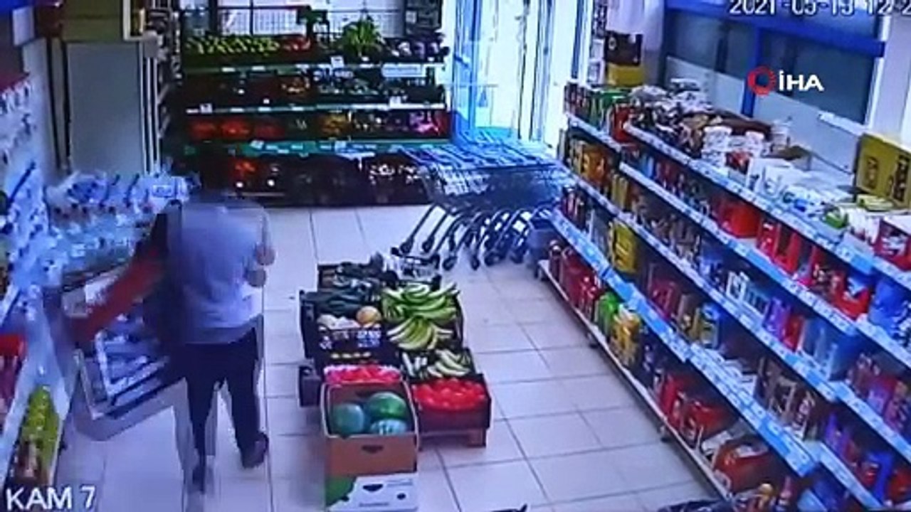 Hırsız kamerada... Hiç bir şey yokmuş gibi çalı...