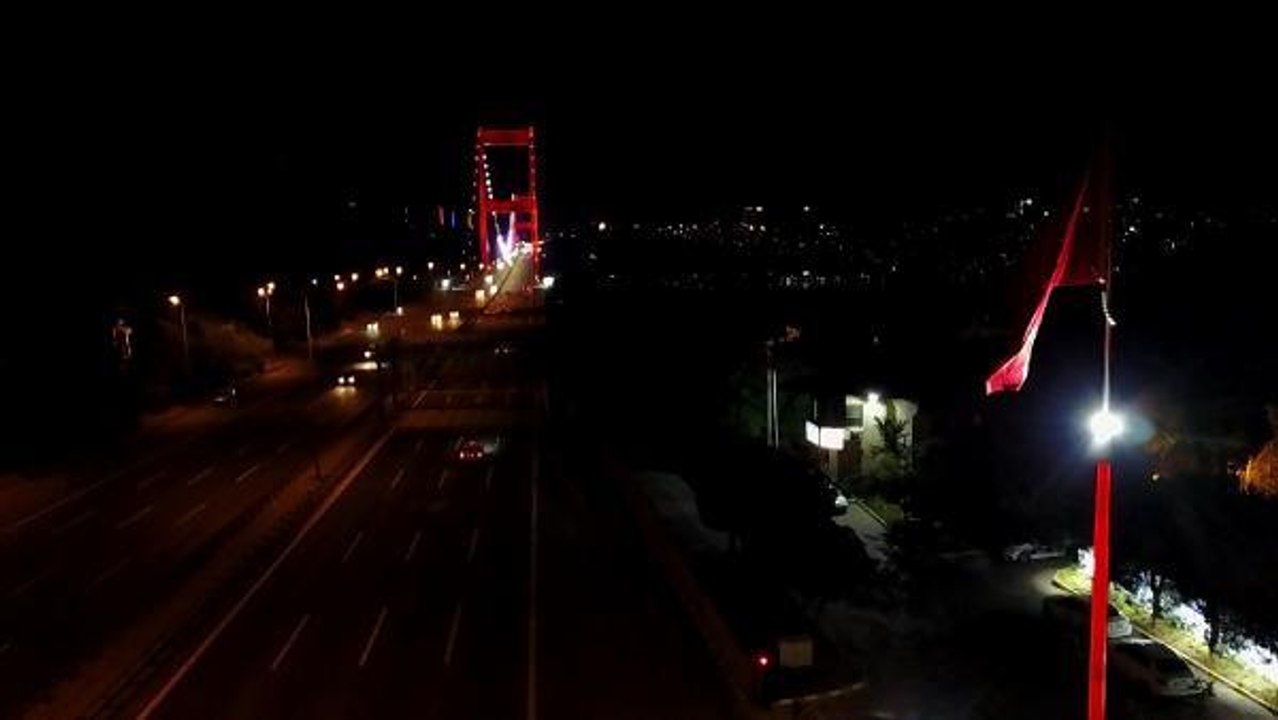 İSTANBUL EMNİYETİ'NİN CAM BAYRAK DİREKLERİ...