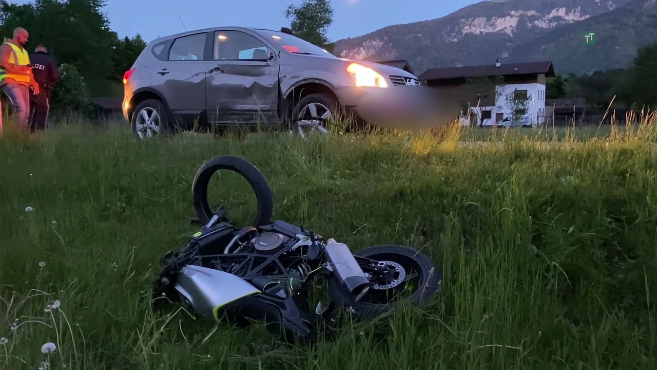27-jähriger Motorradfahrer krachte in Kramsach in Auto