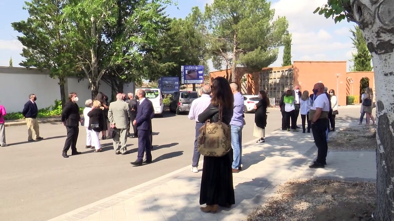 La familia Molina, destrozada, hace piña en el funeral de la matriarca del clan