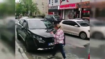 Boşanma aşamasındaki eşinin cipine çekiçle saldırdı