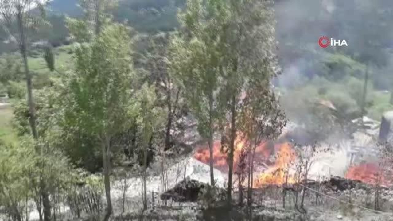 Çorum'da yangın: 1ev, 1 samanlık ve 1 ahır yandı
