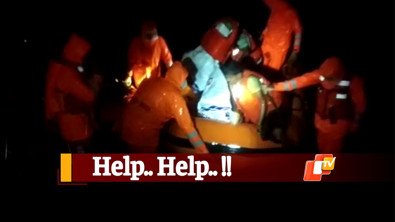 #CycloneYaas: Odisha BDO, NDRF Team Rescue 10 F...