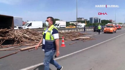 TEM Otoyolu'nda TIR devrildi, yol trafiğe kapandı