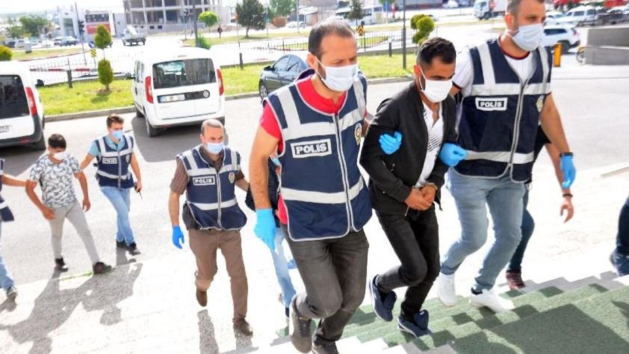 Sahte polise parolayla para kaptırdı, gerçek polisi sahte sandı