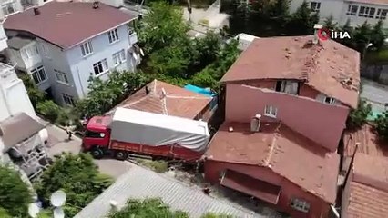 Frenleri boşalan kamyon gecekonduya daldı