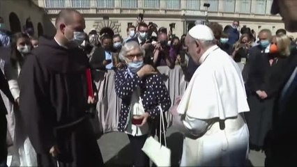 El Papa Francisco besa el número tatuado en el brazo de una superviviente de los campos de concentración