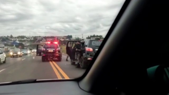 Vídeo mostra abordagem das equipes do Choque e Bope na BR-277 que resultou em apreensão de 83 kg de maconha