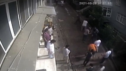 İSTANBUL - Beşiktaş'ta yokuş çıkarken geri kayan tır, iki eve çarparak durdu